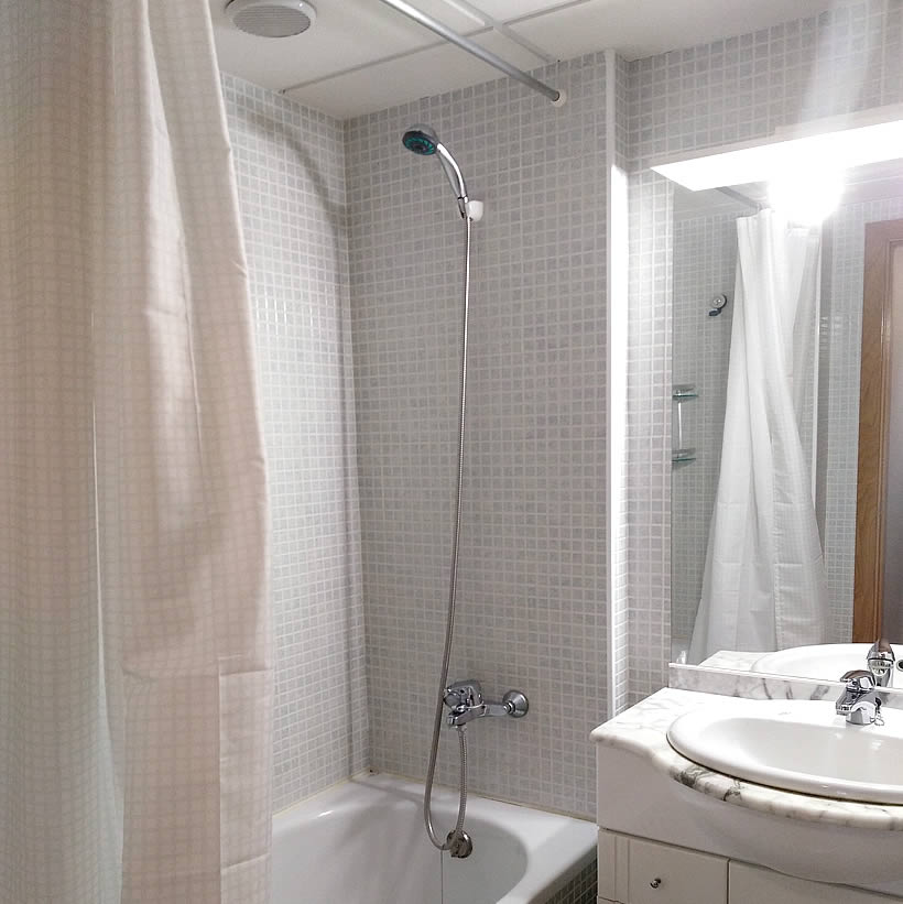 Salle de bain totalement équipée, douche et baignoire, bidet; lavabo, WC, sèche cheveux, location appartement Alcanar Playa, près Sant Carles de la Rapita ,Delta del Ebre, Groom service Delta